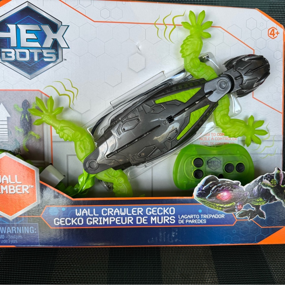 HEX BOTS Wall Crawler Gecko Remote Control Action Figure - Green